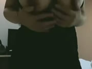 Aziatische rijpe vrouw die aan het tieten neuken is